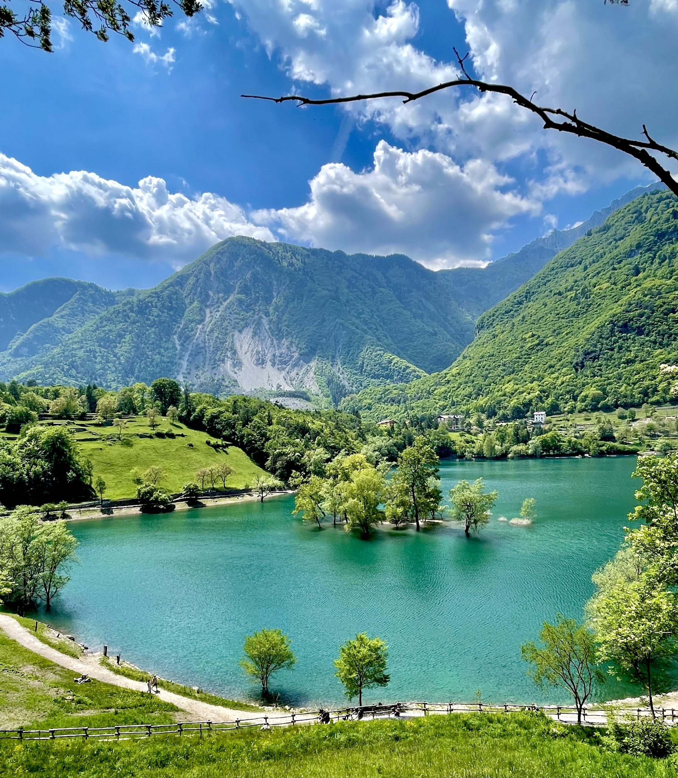 idyllisch gelegener lago di tenno im trentino